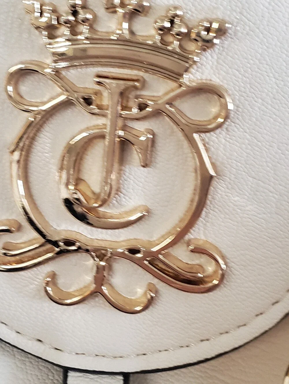 JUICY COUTURE ROYAL CREST HOBO BAG. SOFT WHITE. GOLD TONE CHAIN.